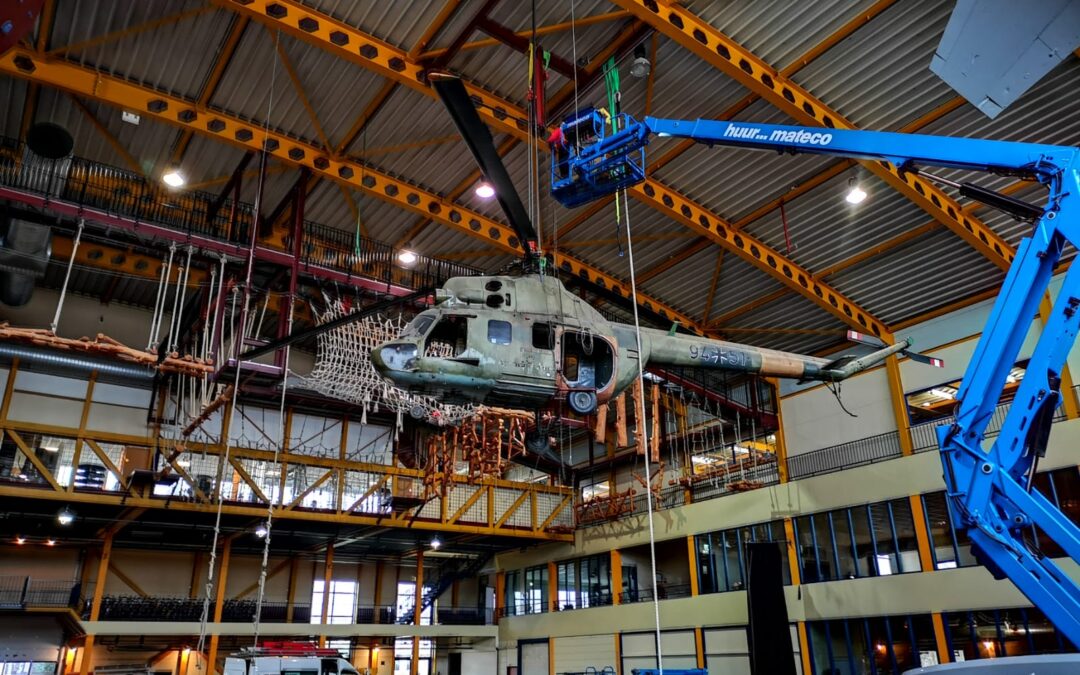 Demontage helikopter, vliegtuig en dubbeldekker Fitland Mill