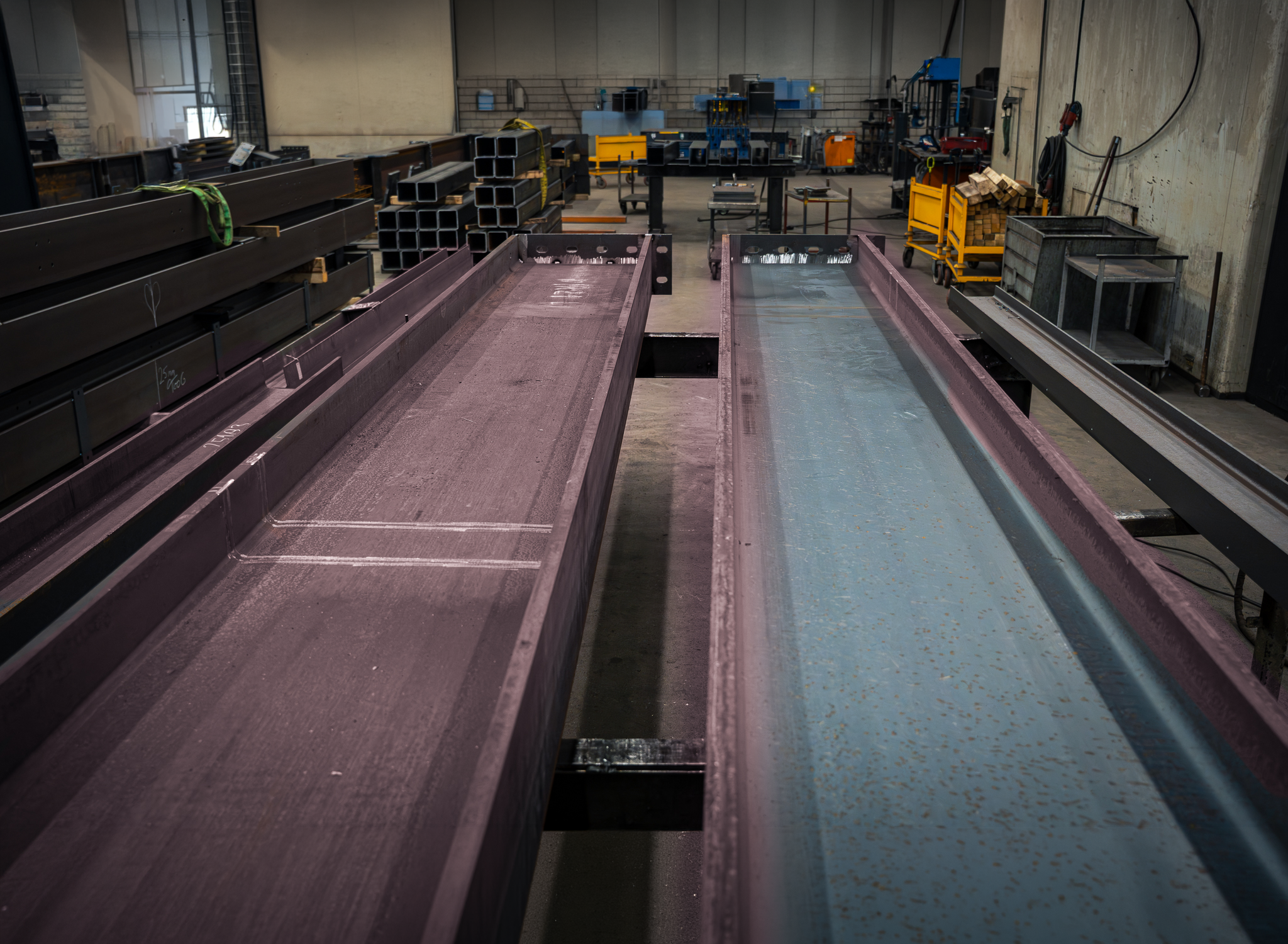 Grote metalen balken, onderstel voor een bouwkraan in de werkplaats bij Metaalbouw Vloet