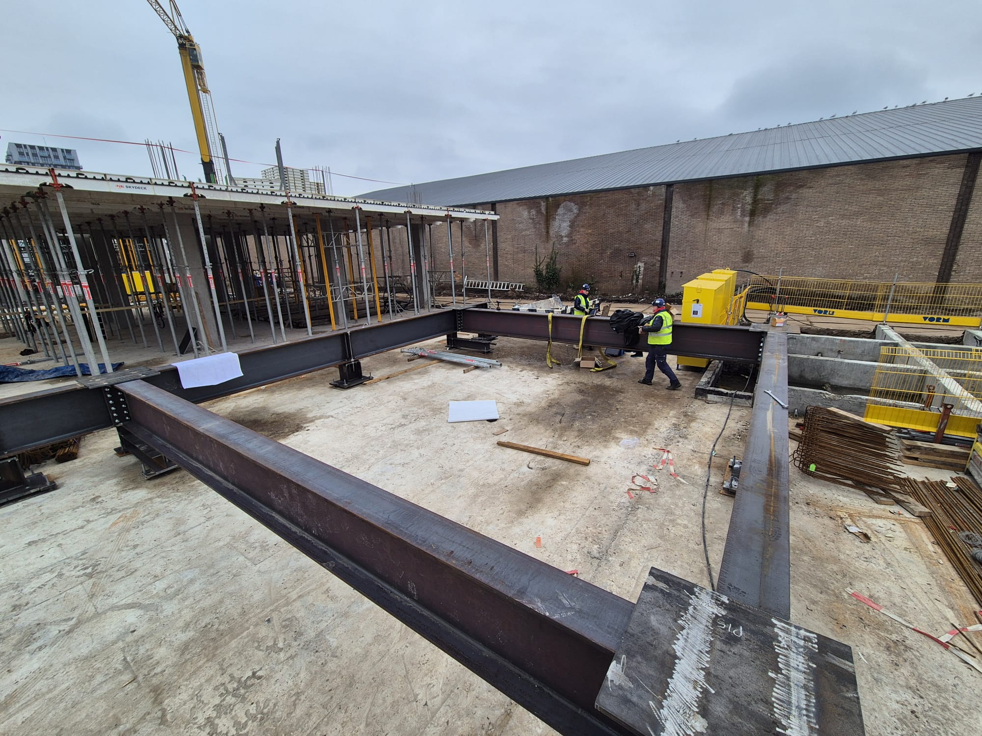 Groot metalen bouwstel, onderstel voor een bouwkraan gemaakt door Metaalbouw Vloet, nu op locatie