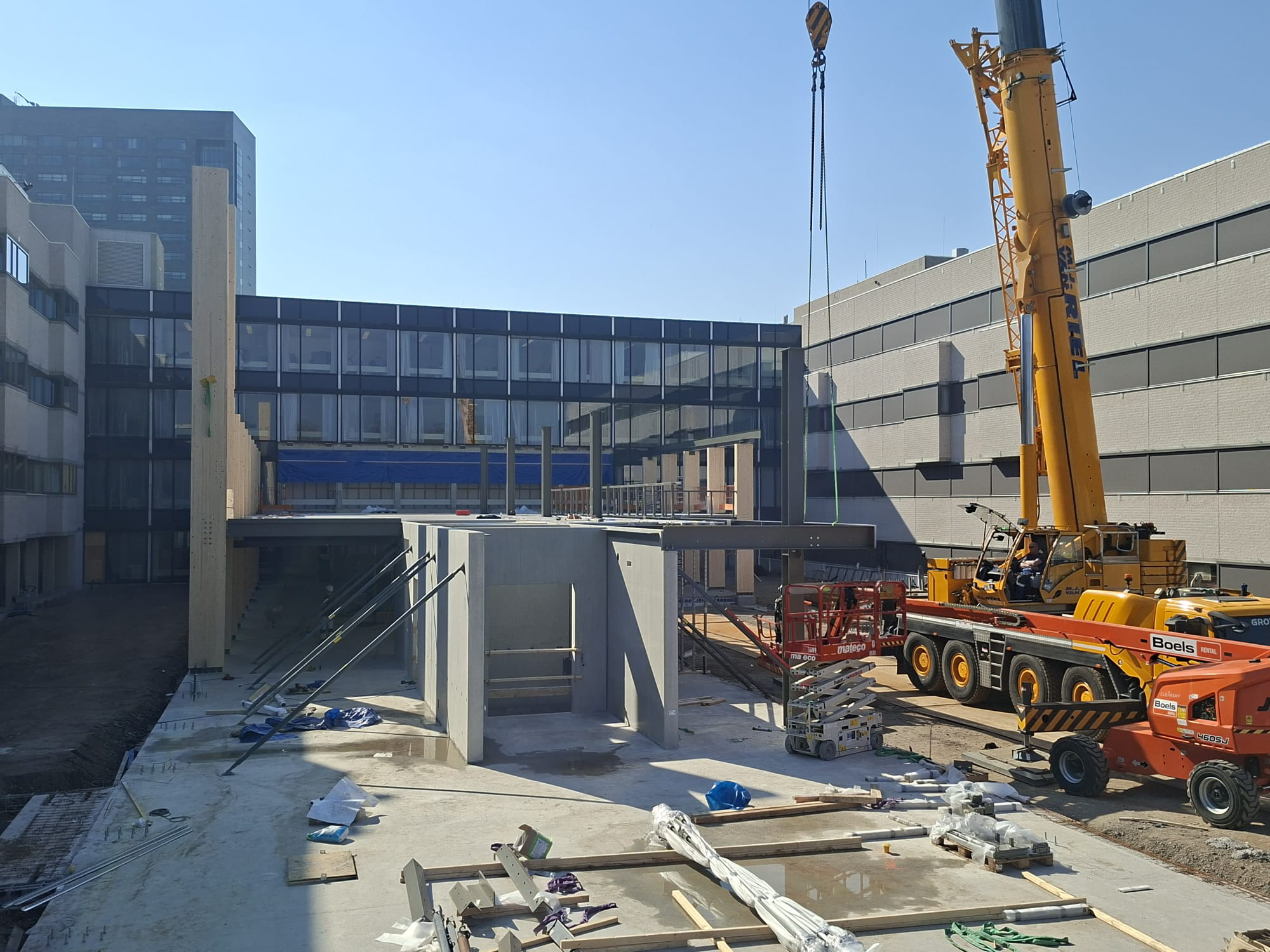Grote metalen balken, onderstel voor een bouwkraan in de werkplaats bij Metaalbouw Vloet